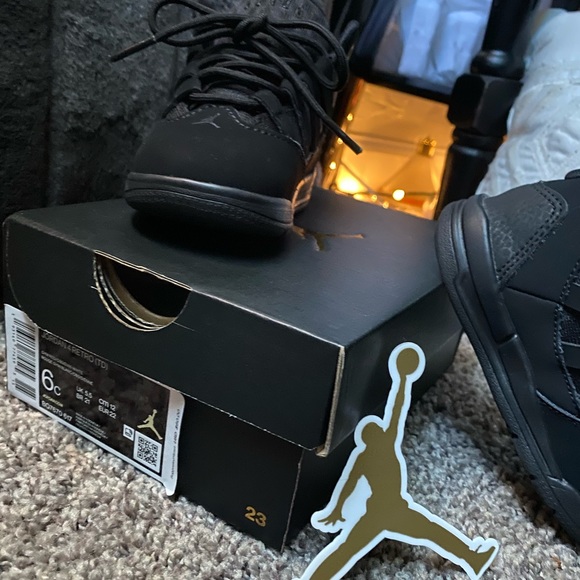 Kids 6C  Jodan’s - Picture 3 of 4